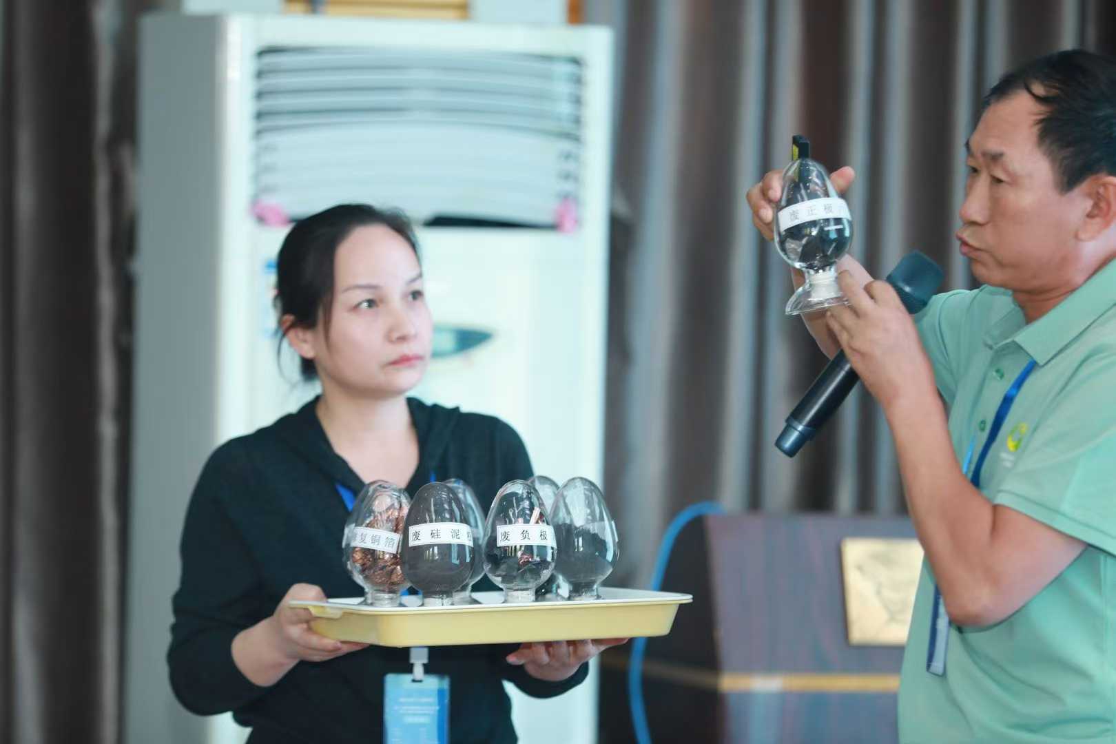 河南巨鋒在講解廢舊鋰電池回收后的材料